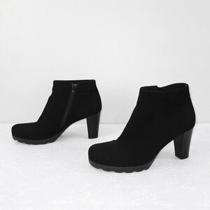 La CANADIENNE Malin Lug Sole Heeled Ankle Booties US 9